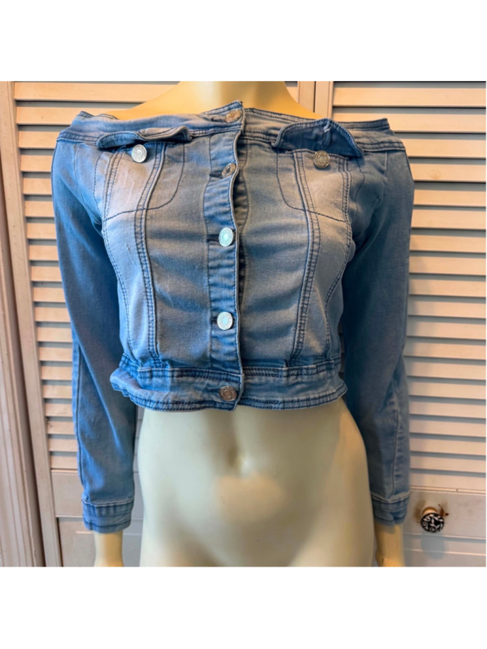 Juniors Blue Topic Light Blue Off Shoulder Cropped Jean Jacket M